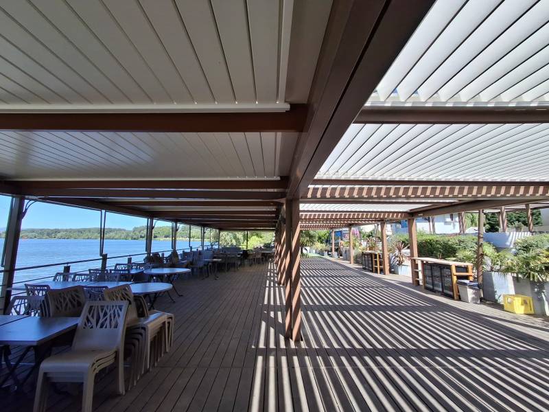 Terrasse du restaurant Les Petites Voiles – Modules bioclimatiques côté Saône
