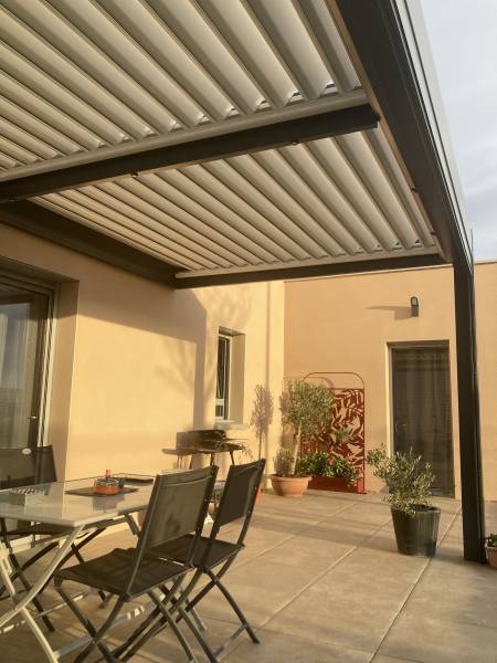 Pergola bioclimatique 5x3m sur mesure en aluminium avec éclairage, store vertical motorisé et brises soleil orientables à ST VERAND dans le 69