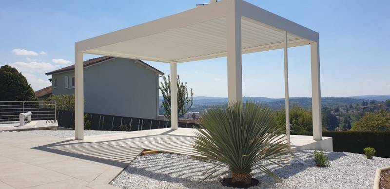 Pergola bioclimatique blanche en autoportée 6x4 en alu à lames orientables dans le 69