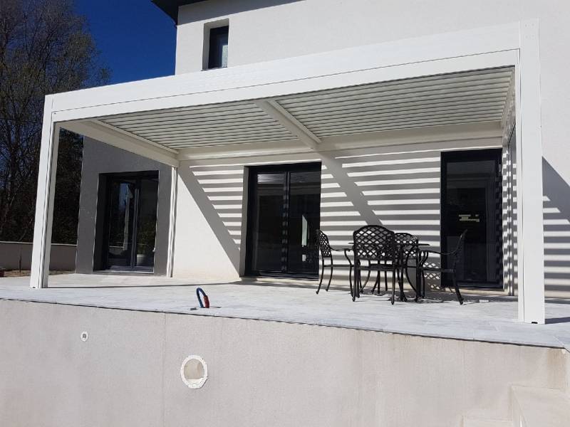 ventilation naturelle pergola blanche