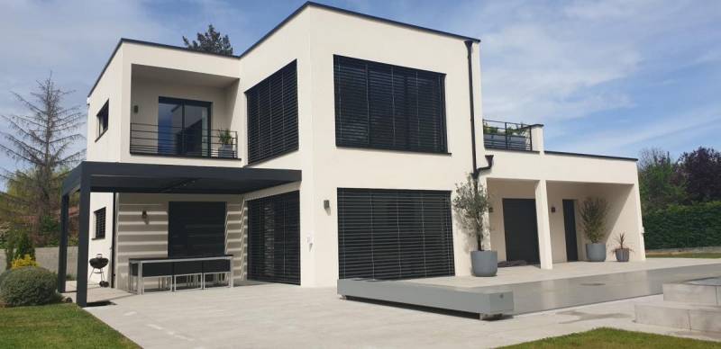 pergola bioclimatique harmonisé à la façade