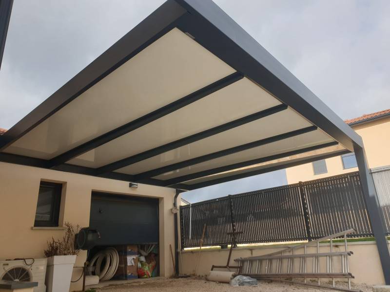 CARPORT UNE VOITURE EN ALU ADOSSE SUR MESURE A TOIT PLAT DE 6x5M INSTALLE A VILLEFRANCHE SUR SAONE.