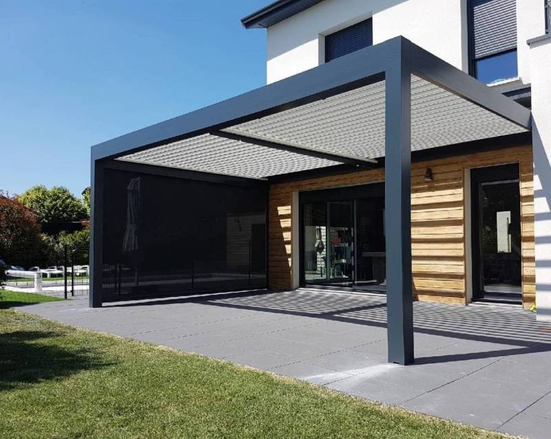 Pergola bioclimatique double module équipée d'un store latéral motorisé