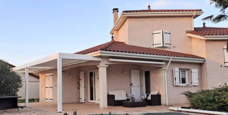 Vue d’ensemble de la pergola bioclimatique sur mesure intégrée à l’espace extérieur au Su de Lyon