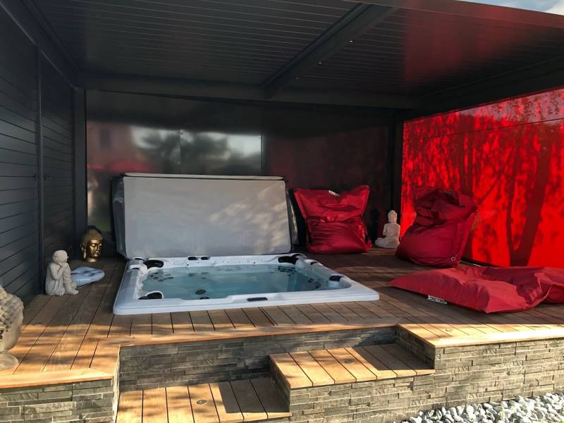 Pergola bioclimatique en espace lounge- CHASSELAY (69)