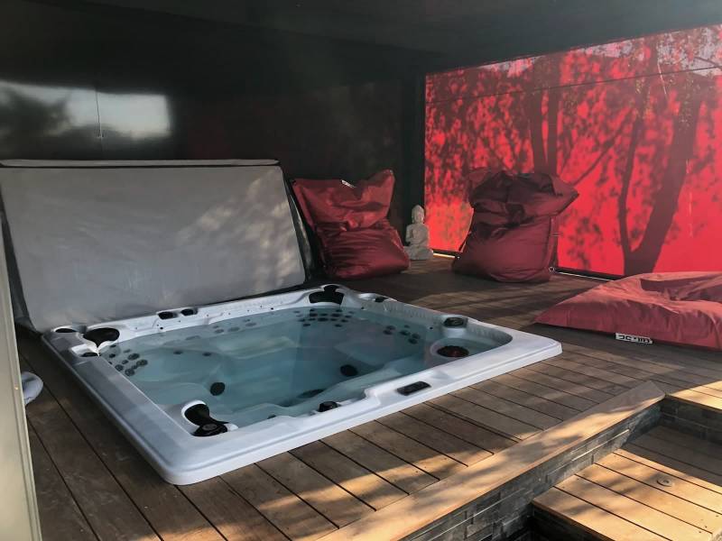 Pergola bioclimatique en espace lounge- CHASSELAY (69)