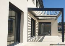 Pose d'une pergola bioclimatique adossée 6mX3m dans un angle rentrant dans le Rhône