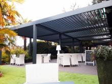 Pergola à lames orientables au restaurant  Arcadius