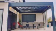 Installation d'une pergola 4x3m à lames orientables et équipé d'un rideau enroulable vertical et d'éclairage en région Rhône Alpes Auvergne