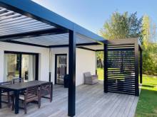 Pergola à lames orientables sur mesure, en aluminium RAL 9005 sablé, à Brindas dans le 69